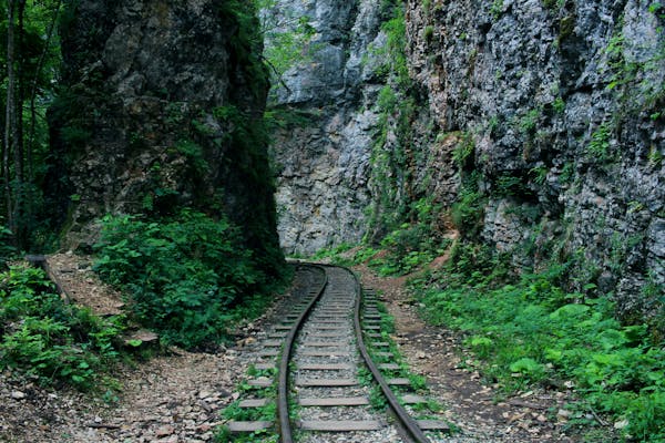 Is hiking the Donner Pass train tunnel safe?