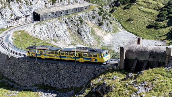 Is hiking the Donner Pass train tunnel safe?